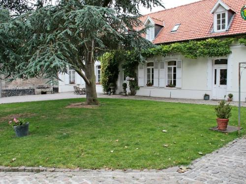 une maison avec un arbre dans la cour dans l'établissement La Ferme de la Sensée, à Gouy-sous-Bellonne