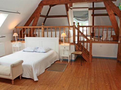 Un dormitorio con una cama blanca y una escalera en La Ferme de la Sensée, en Gouy-sous-Bellonne