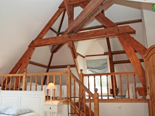 Cette chambre est dotée d'un lit. dans l'établissement La Ferme de la Sensée, à Gouy-sous-Bellonne
