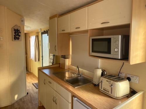 A kitchen or kitchenette at Stunning 3-Bed Caravan in Clacton-on-Sea