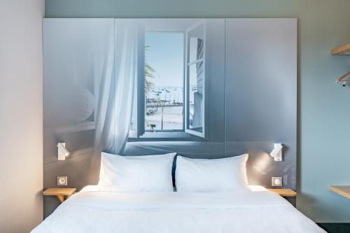 居讓梅斯特拉的住宿－B&B HOTEL Arcachon Gujan-Mestras，一间卧室设有一张床和一个窗口