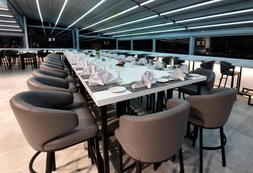 een lange eetkamer met een lange tafel en stoelen bij BUSINESS HOTEL SFAX in Sfax