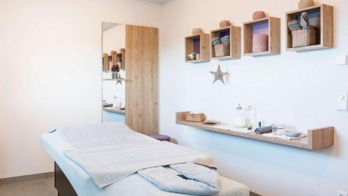a hospital room with a bed and a mirror at Hapimag Ferienwohnungen Sonnleitn in Sonnenalpe Nassfeld