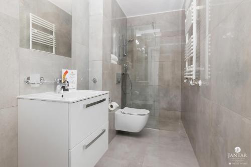 Ванная комната в Jantar Apartamenty - DELUXE CITY CENTER