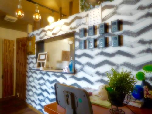 Pokój ze ścianą w kolorze biało-niebieskim w obiekcie SONIC APARTMENT HOTEL w mieście Dazaifu
