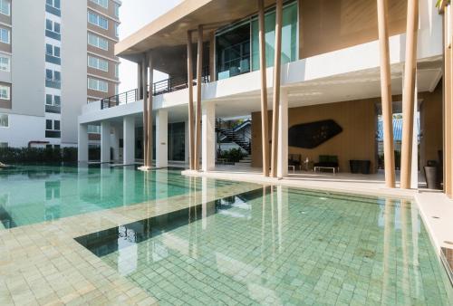 Kolam renang di atau dekat dengan First Choice Suites SHA Plus Extra