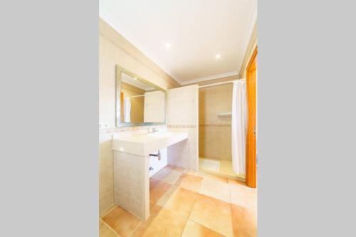 ein weißes Badezimmer mit Waschbecken und Spiegel in der Unterkunft Villa Luis Vives By SunVillas Mallorca in Port de Pollença
