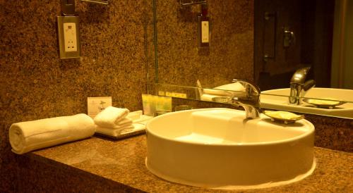 A bathroom at Hotel Chandela Khajuraho