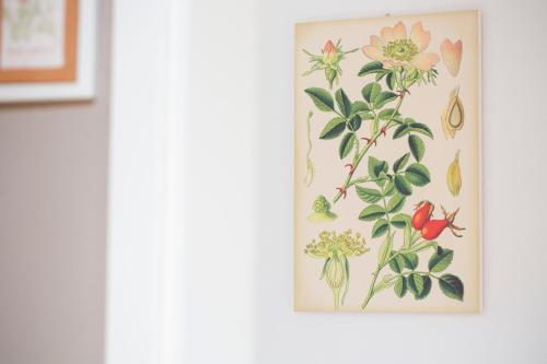 a framed picture of flowers on a wall at Agriturismo Torre del Marino in Brisighella