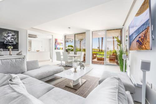 sala de estar con sofá y mesa en The Edge Front Line Beach Luxury and Spa en Estepona