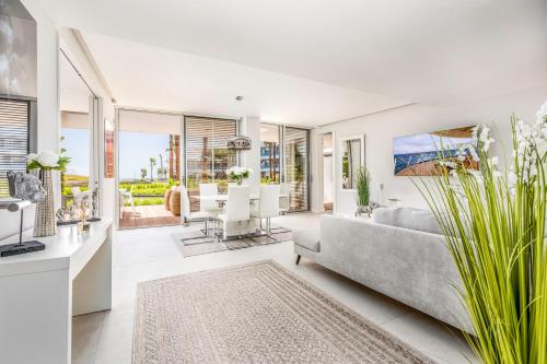Sala de estar con sofá gris y mesa en The Edge Front Line Beach Luxury and Spa en Estepona