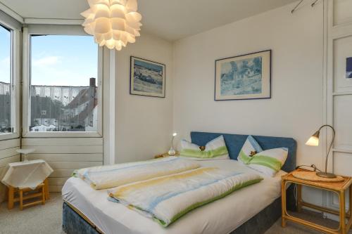 ein Schlafzimmer mit einem großen Bett und einem großen Fenster in der Unterkunft Ferienwohnung Holiday 2 in Friedrichshafen