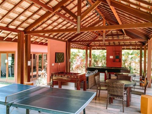 a living room with a ping pong table and a pool table at Casa Reserva Praia do Forte 2 quartos Conforto e Charme in Praia do Forte