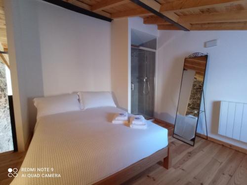 Ένα ή περισσότερα κρεβάτια σε δωμάτιο στο Casas do Torreão 3 casas de alojamento local