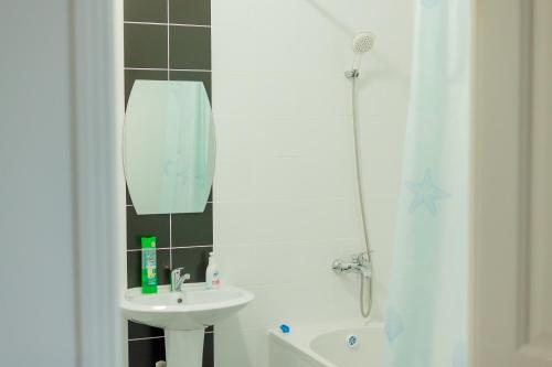 Bilik mandi di Sarai-Batu Guest House