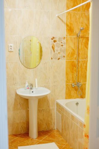 Bilik mandi di Sarai-Batu Guest House