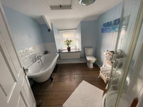 A bathroom at Two bedroom Rock Cottage, Delabole