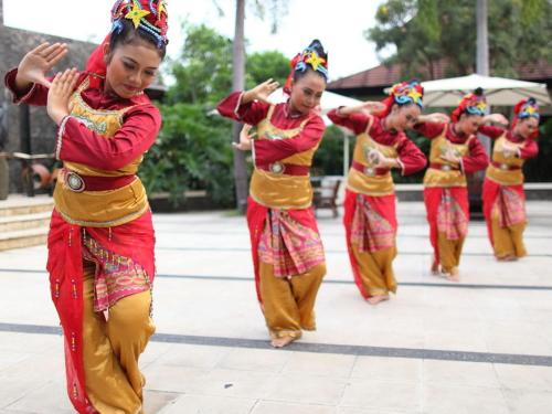 a group of young girls performing a dance at Le Dian Hotel in Serang