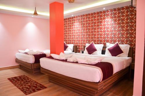 Hotel Runway Inn في ميناء بلير: غرفة نوم بسريرين في غرفة
