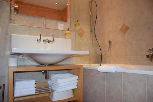 Un baño de Hotel Roter Löwe