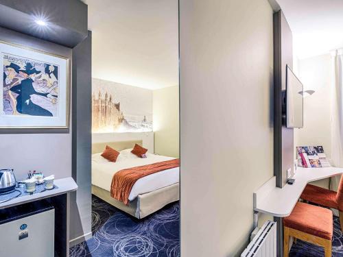 a hotel room with a bed and a mirror at Mercure Albi Rives du Tarn in Albi