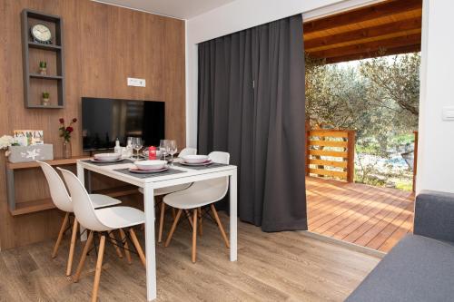 TV a/nebo společenská místnost v ubytování Authentic Camping Dalmatia