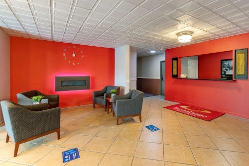 a waiting room with chairs and a red wall at Econo Lodge Inn & Suites Granite City in Granite City