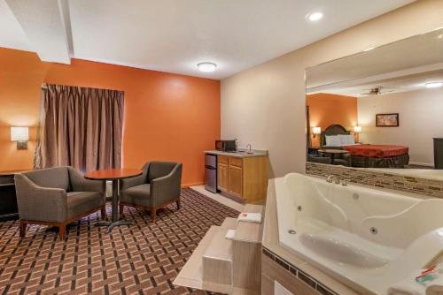 Gallery image of Econo Lodge Inn & Suites Granite City in Granite City