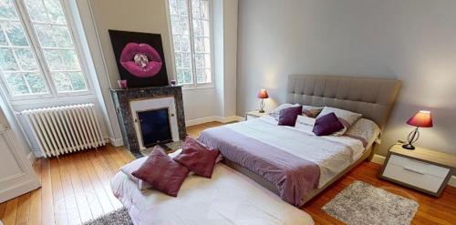 1 dormitorio con 1 cama grande y chimenea en Chateau Vulcain en Bernos