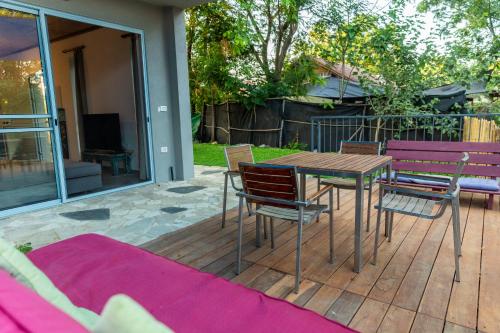 Ein Balkon oder eine Terrasse in der Unterkunft צימרים בצפון - עץ נוי