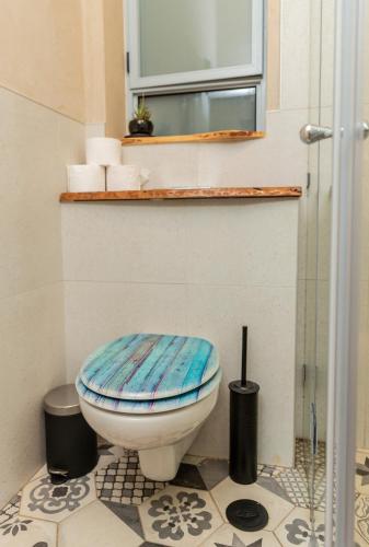 Ein Badezimmer in der Unterkunft צימרים בצפון - עץ נוי