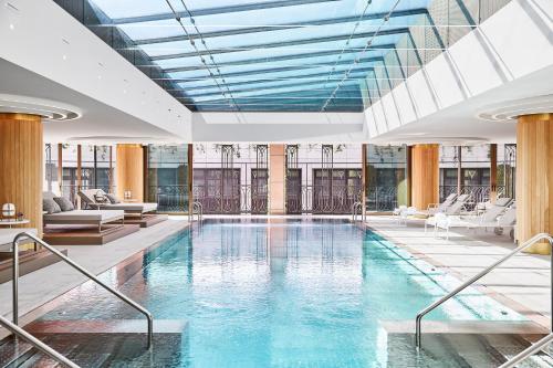 une grande piscine avec un plafond en verre dans l'établissement Four Seasons Hotel Madrid, à Madrid