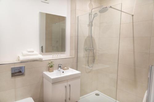 uma casa de banho com um chuveiro, um WC e um lavatório. em Citystay - Franklin House em Cambridge