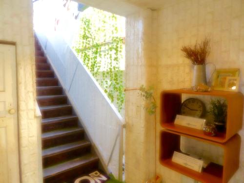 eine Treppe in einem Zimmer mit Treppenaufgang in der Unterkunft SONIC APARTMENT HOTEL in Dazaifu