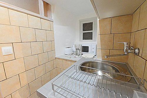 Kuchyň nebo kuchyňský kout v ubytování Cosy little modern-rustic apartment in Corfu center.