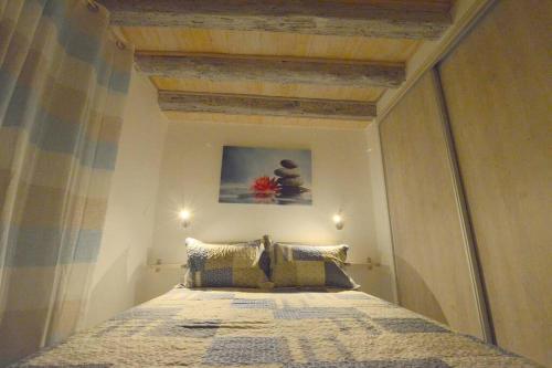 Postel nebo postele na pokoji v ubytování Cosy little modern-rustic apartment in Corfu center.