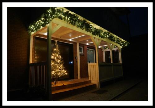a christmas tree on the porch of a house at Nordstern in Büdelsdorf