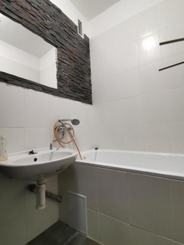 Un baño de byt s balkonem