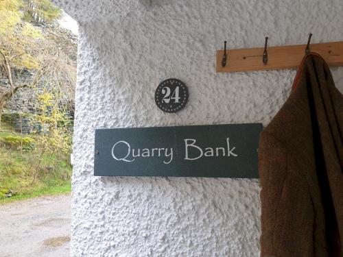 un cartel que lee el banco de curry colgado en una pared en Quarry Bank, en Chapel Stile