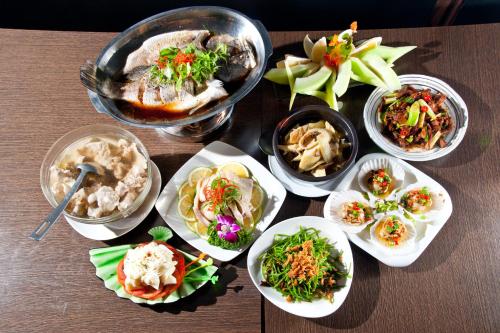ホテルの敷地内または近くでの食事または食べ物