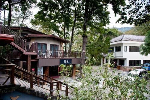 大安区にあるHu Shan Hot Spring Hotelのバルコニー付きの家