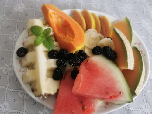 een schaal fruit op een witte schaal bij Recanto Dumar in Peruíbe