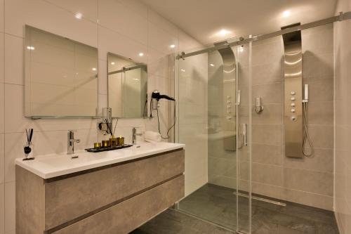 a bathroom with a sink and a shower at Wellness Suite Zeist in Zeist
