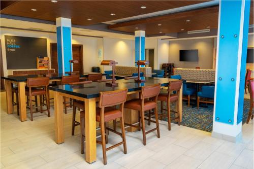 Holiday Inn Express & Suites - Las Vegas - E Tropicana, an IHG Hotel Image