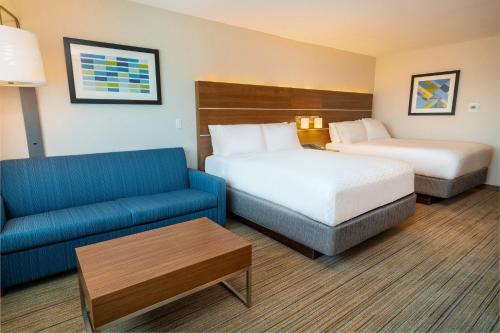 Postel nebo postele na pokoji v ubytování Holiday Inn Express & Suites - Las Vegas - E Tropicana by IHG