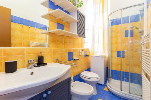 y baño con lavabo, aseo y ducha. en New Apartment in downtown close to Duomo en Milán