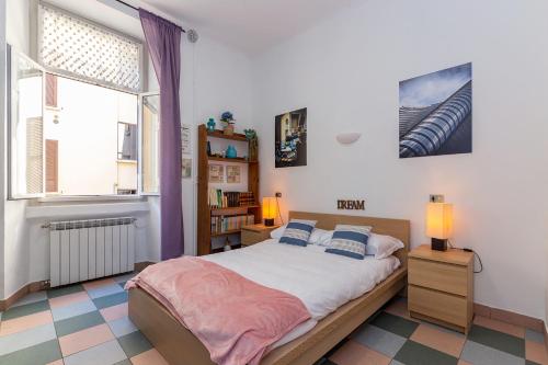 1 dormitorio con 1 cama grande y 2 ventanas en New Apartment in downtown close to Duomo en Milán