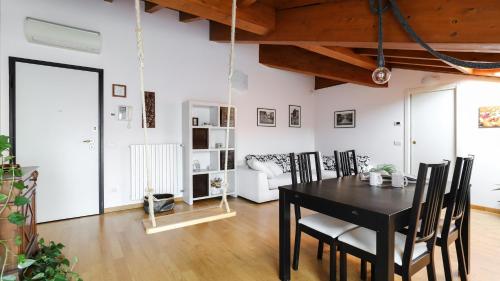 ein Esszimmer mit einem schwarzen Tisch und Stühlen in der Unterkunft Italianway - Colombo 4 in Villasanta