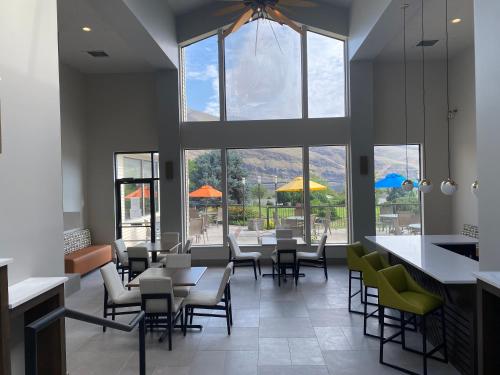 a restaurant with chairs and tables and a large window at Holiday Inn Clarkston - Lewiston by IHG in Clarkston