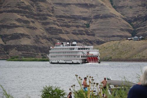 a cruise ship on the water with mountains in the background at Holiday Inn Clarkston - Lewiston by IHG in Clarkston
